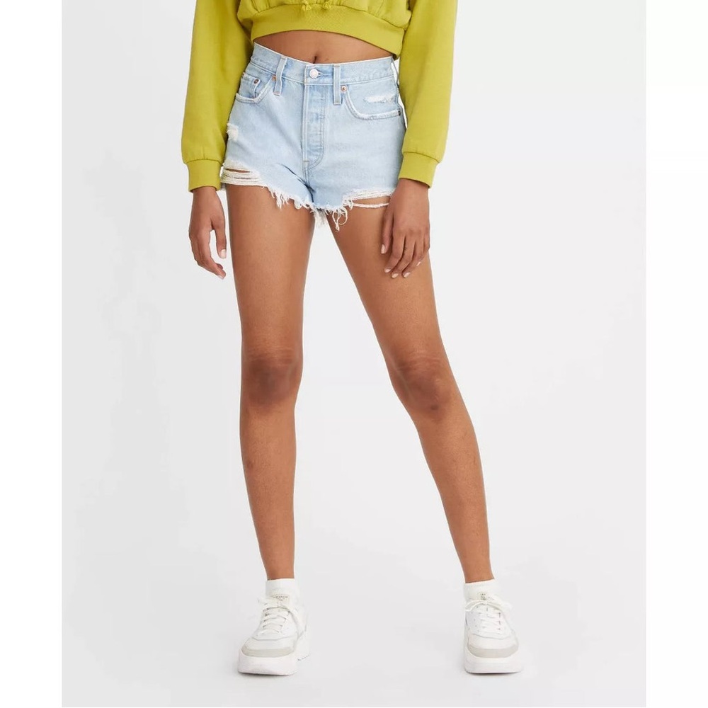 Levi’s Women’s 501 Denim Shorts Size 29 Light Wash Distressed Cut Off Button Fly